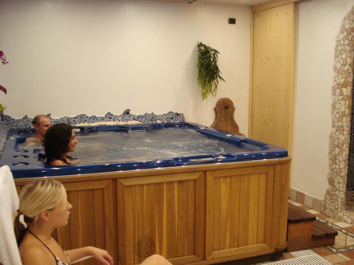Residence Holiday Pozza di Fassa Bagian luar foto