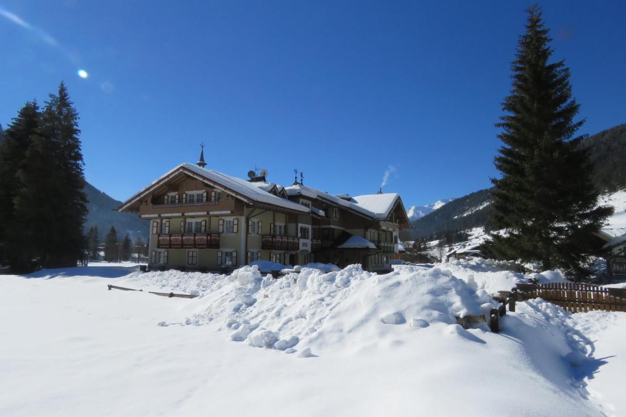 Residence Holiday Pozza di Fassa Bagian luar foto
